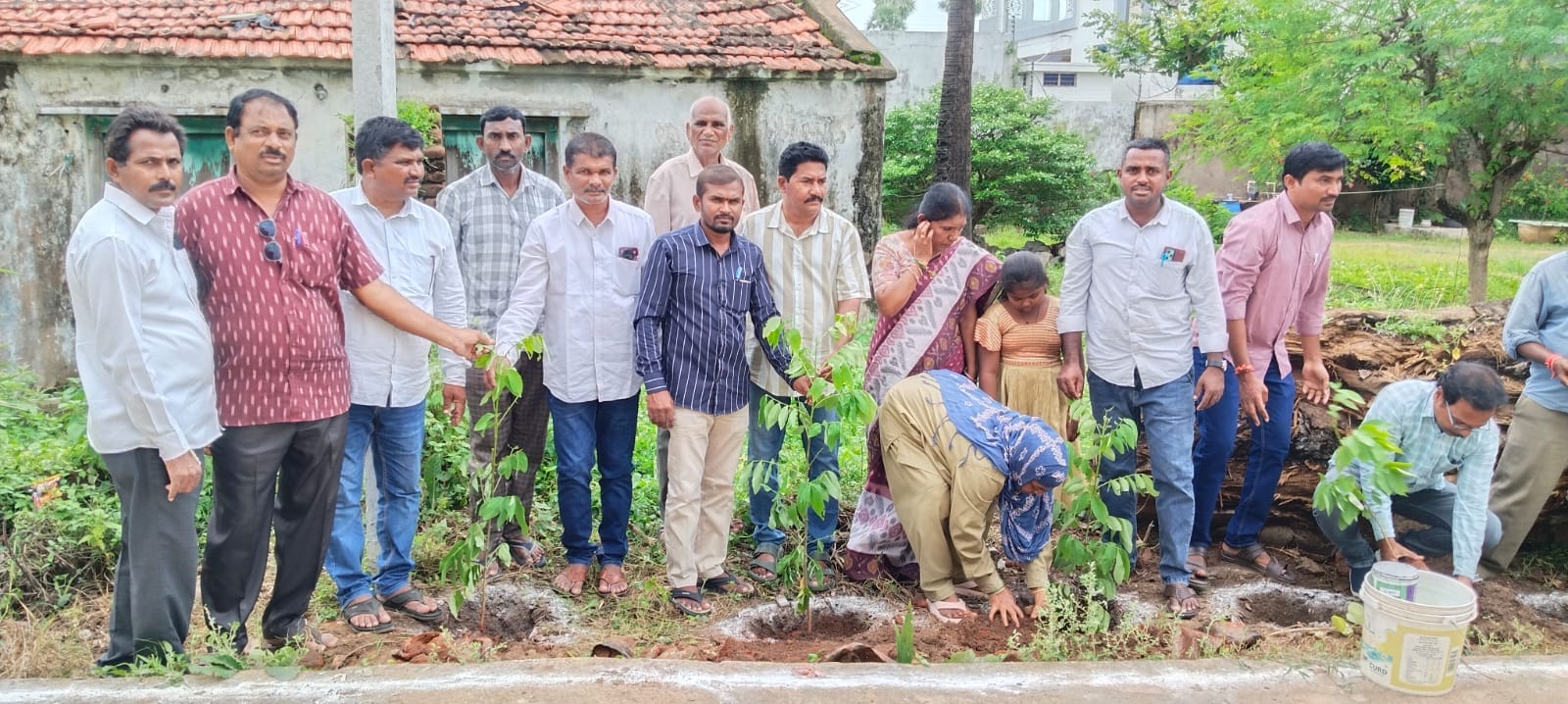 స్కూల్ పిల్లలతో కలిసి మొక్కలు నాటిన సర్పంచ్ దాసరి రమేష్ స్కూల్ పిల్లలతో కలిసి మొక్కలు నాటిన సర్పంచ్ దాసరి రమేష్