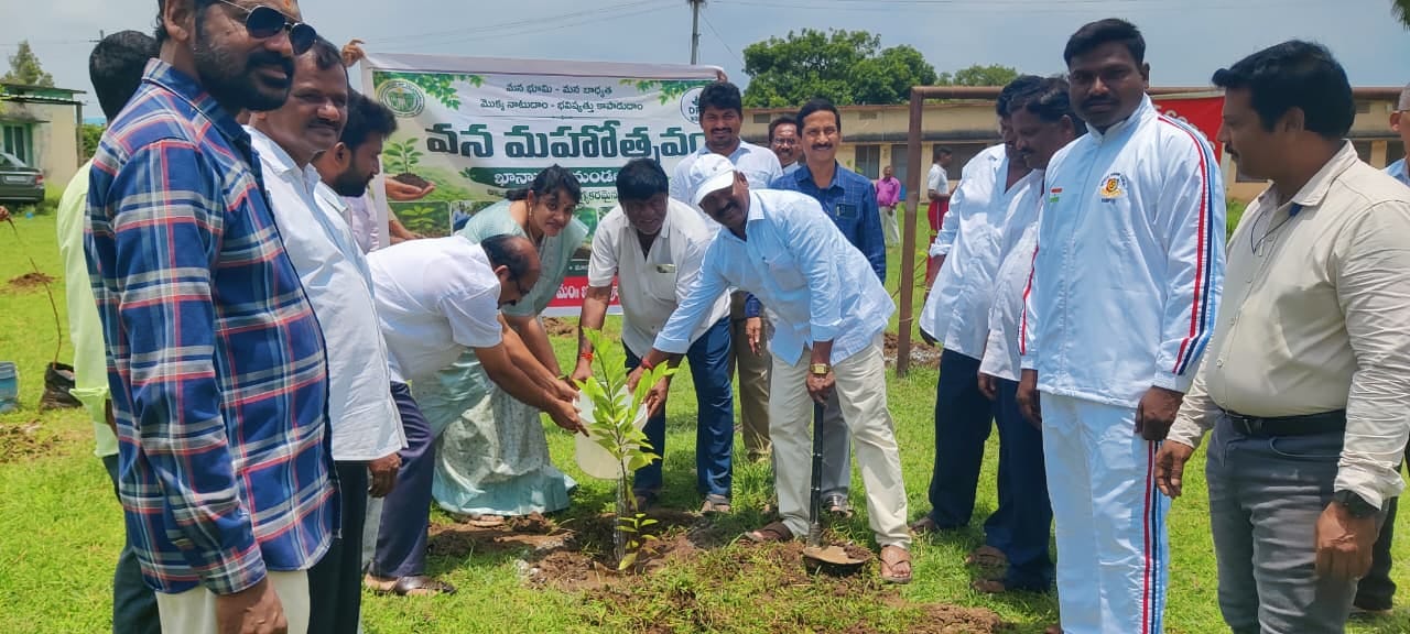 పర్యావరణాన్ని కాపాడడం మన అందరి బాధ్యత పర్యావరణాన్ని కాపాడడం మన అందరి బాధ్యత