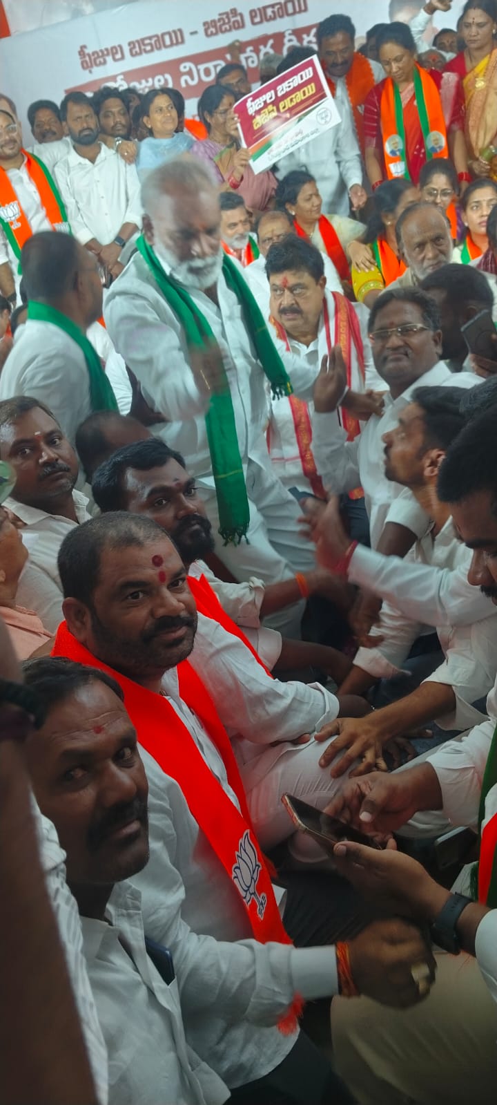ఫీజు బకాయి బిజెపి లడాయి నిరాహార దీక్షలో పాల్గొన్న మెదక్ జిల్లా కిసాన్ మోర్చా అధ్యక్షుడు బైండ్ల సత్యనారాయణ మెదక్,