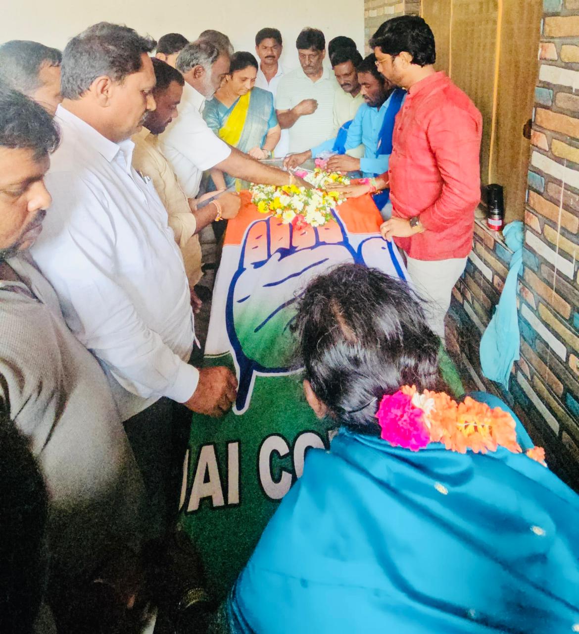 కాంగ్రెస్ సీనియర్ నాయకులు మునిగ మొగిలికి పార్టీ జెండా కప్పి ఘన నివాళులర్పించిన డీసీసీ
