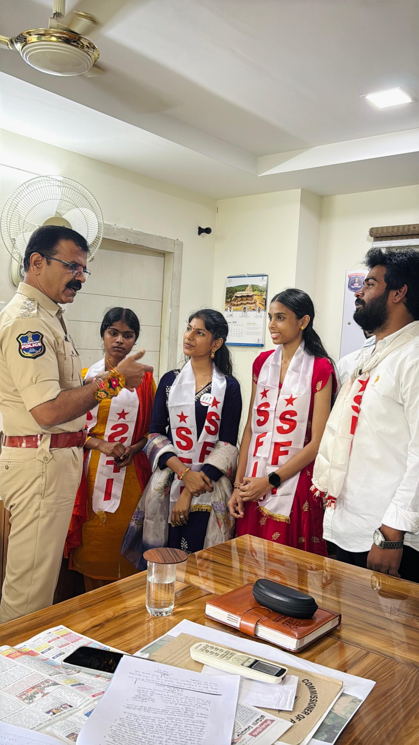 విద్యార్థులకు రక్షణగా నిలుస్తున్న పోలీసులకు ఎస్ ఎఫ్ ఐ ఆధ్వర్యంలో రక్షాబంధన్