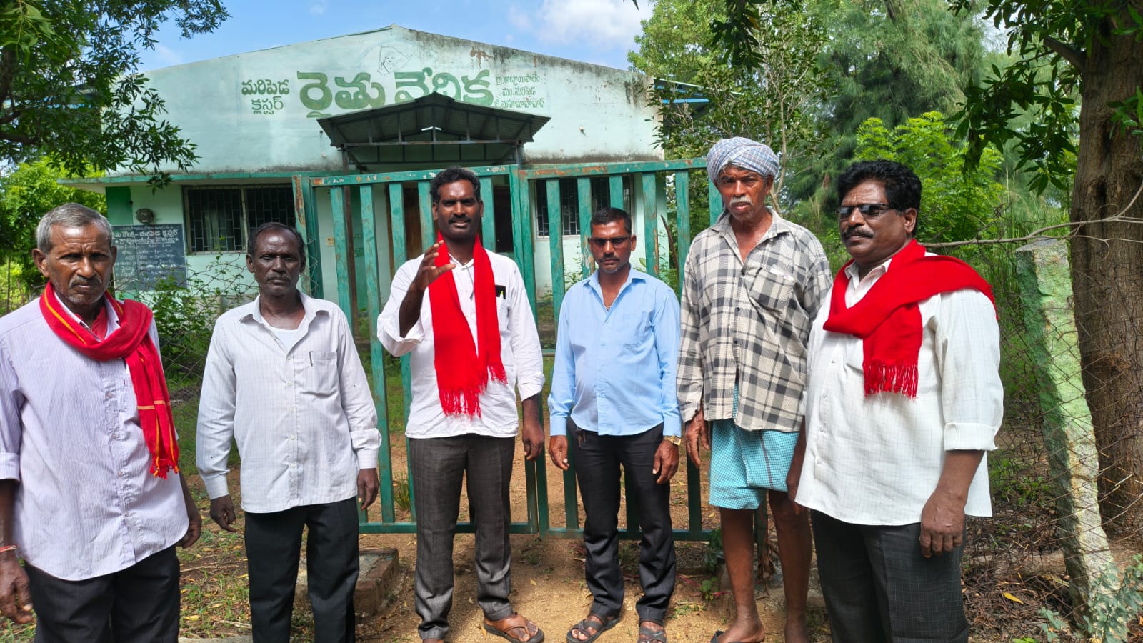 అధికారుల నిర్లక్ష్యానికి నిదర్శనం రైతు వేదికలు..! -జిల్లా అధికారుల స్పందించాలి.. అధికారుల నిర్లక్ష్యానికి నిదర్శనం రైతు వేదికలు..! -జిల్లా అధికారుల స్పందించాలి..