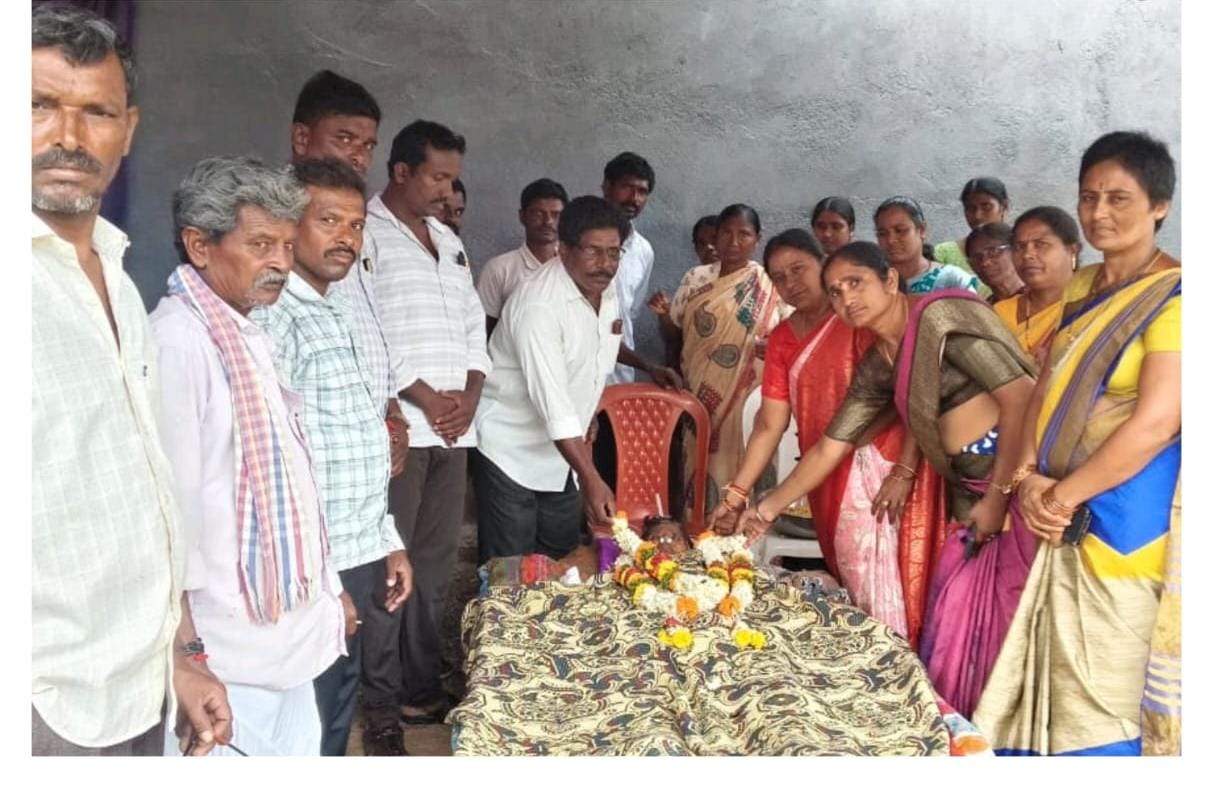 మృతురాలి కుటుంబాన్ని పరామర్శించిన మున్సిపల్ చైర్‌పర్సన్ ప్రగతి శ్రీపాల్ రెడ్డి