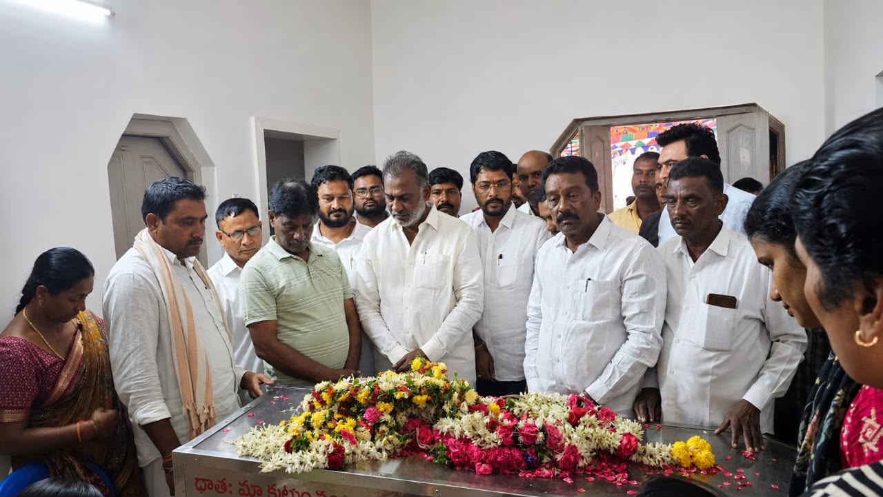 జాటోత్ లచ్చిరాం పార్థివ దేహానికి నివాళులర్పించిన ఏఎంసీ చైర్మన్ గంట, మండల పార్టీ అధ్యక్షులు చిలువేరు జాటోత్ లచ్చిరాం పార్థివ దేహానికి నివాళులర్పించిన ఏఎంసీ చైర్మన్ గంట, మండల పార్టీ అధ్యక్షులు చిలువేరు