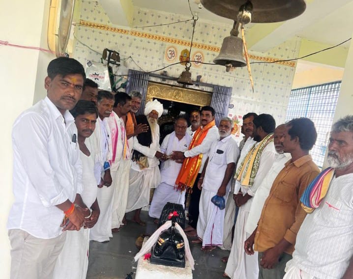 శ్రీ శ్రీ శ్రీ రేణుకా ఎల్లమ్మ దేవాలయానికి Rs.50,000/- రూపాయల విరాళం ఇచ్చి మొక్కు తీర్చుకున్న బీజేపీ రాష్ట్ర నాయకులు డాక్టర్ బంగ్ల లక్ష్మికాంత్ రెడ్డి,, శ్రీ శ్రీ శ్రీ రేణుకా ఎల్లమ్మ దేవాలయానికి Rs.50,000/- రూపాయల విరాళం ఇచ్చి మొక్కు తీర్చుకున్న బీజేపీ రాష్ట్ర నాయకులు డాక్టర్ బంగ్ల లక్ష్మికాంత్ రెడ్డి,,