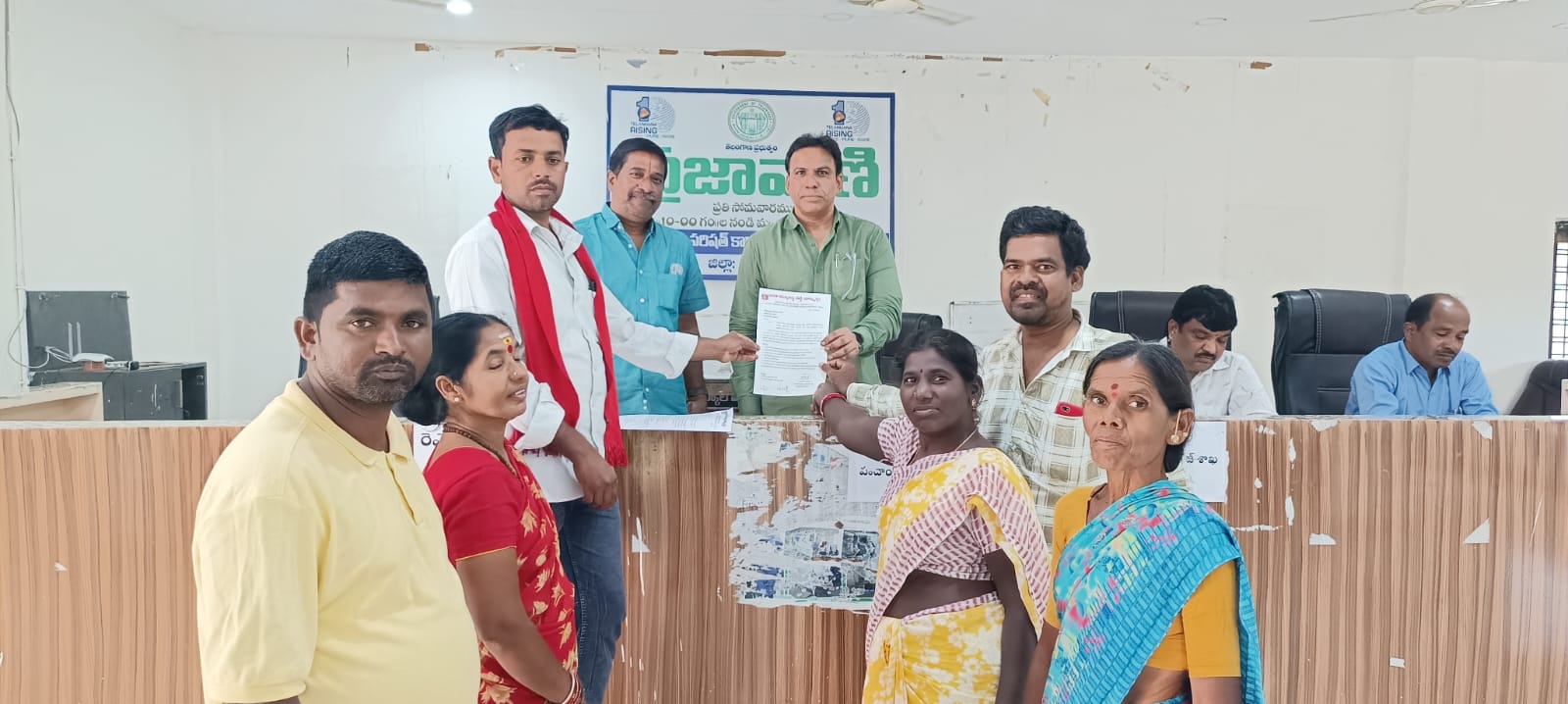 అర్హులైన వారికి ఇందిరమ్మ ఇళ్లను మరియు డబుల్ బెడ్ రూమ్ ఇళ్లను ఇవ్వాలి*