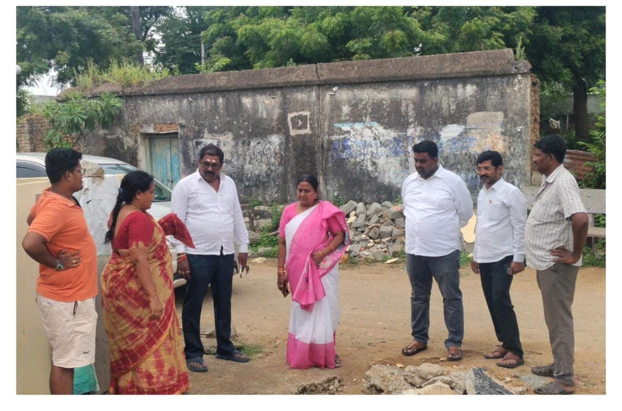 మరిపెడ మున్సిపాలిటీలో అభివృద్ధి పరుగులు – 12వ వార్డులో డ్రైనేజీ పనుల పరిశీలన