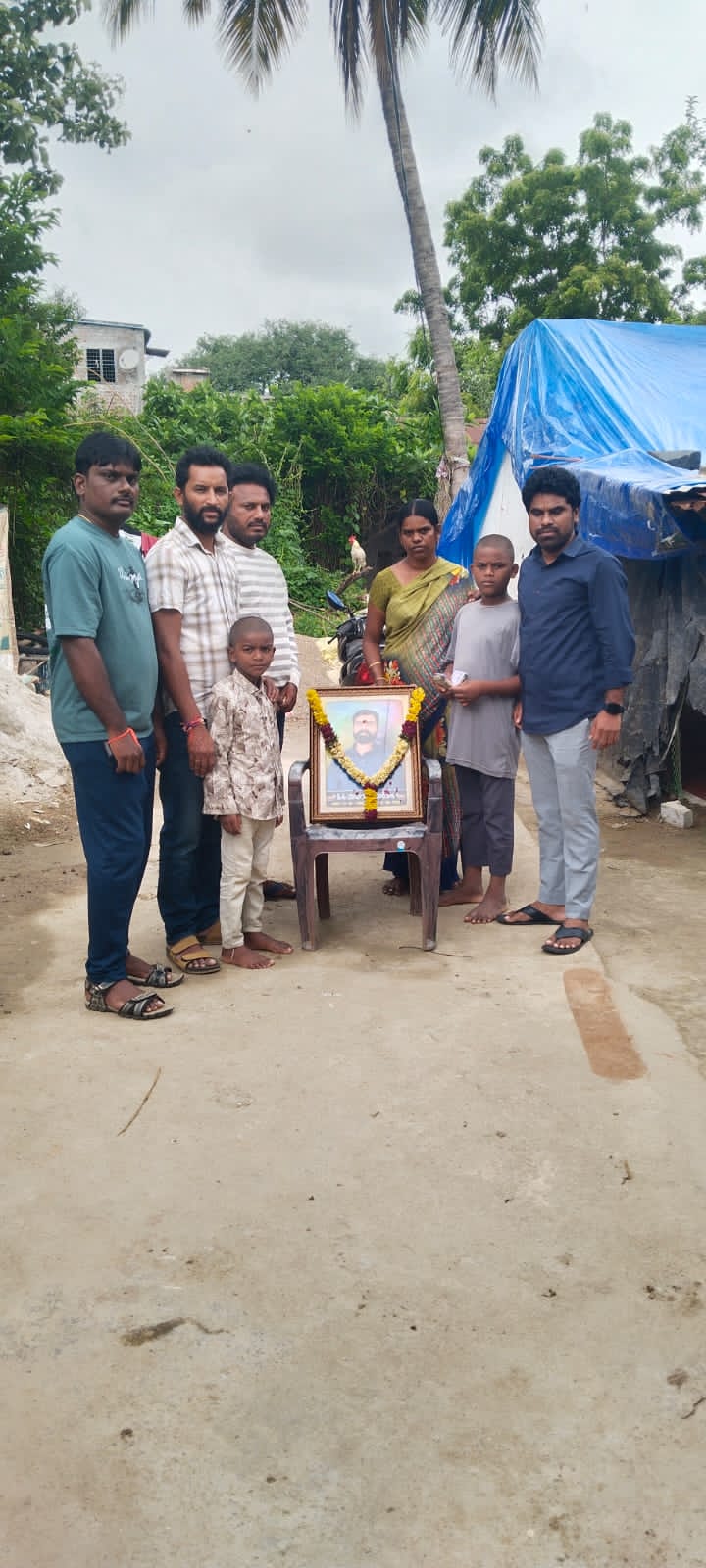 స్నేహానికి చిరునామాగా.. మిత్రుడి కుటుంబానికి ఆర్థిక సహాయం స్నేహానికి చిరునామాగా.. మిత్రుడి కుటుంబానికి ఆర్థిక సహాయం