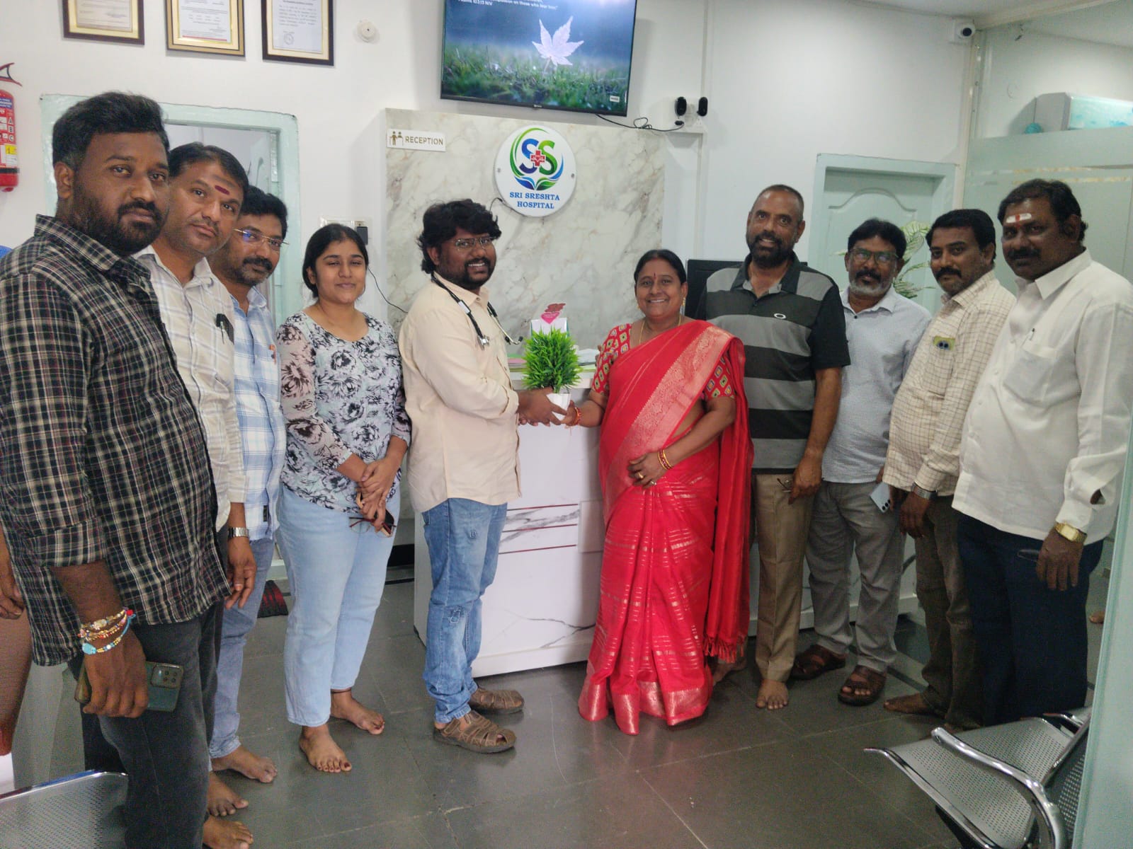 శ్రేష్ట హాస్పిటల్‌ను సందర్శించిన మున్సిపల్ చైర్‌పర్సన్ వీసారపు ప్రగతి శ్రీపాల్ రెడ్డి