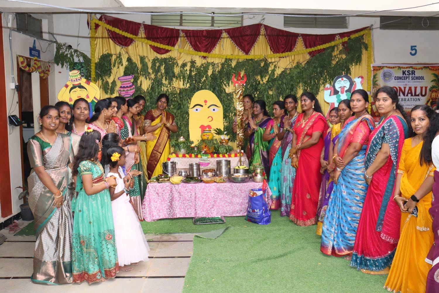 వైభవంగా కే ఎస్ ఆర్ స్కూల్లో బోనాల పండుగ వైభవంగా కే ఎస్ ఆర్ స్కూల్లో బోనాల పండుగ
