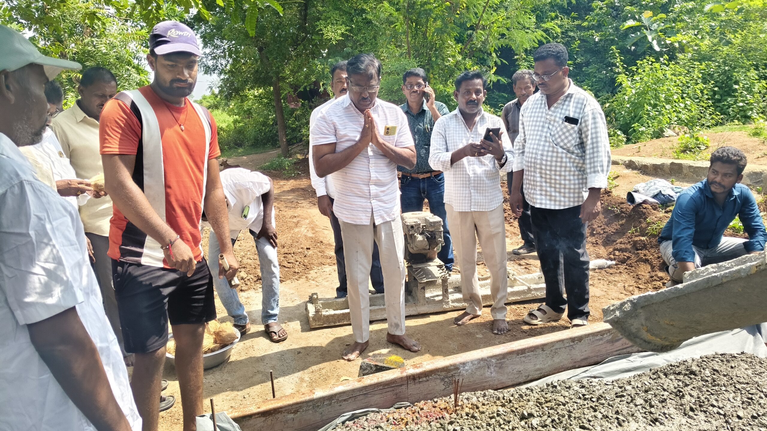 ప్రజా సంక్షేమమే ధ్యేయం.. అంతర్గత రోడ్ల అభివృద్ధికి యుగంధర్ రెడ్డి కృషి ప్రజా సంక్షేమమే ధ్యేయం.. అంతర్గత రోడ్ల అభివృద్ధికి యుగంధర్ రెడ్డి కృషి