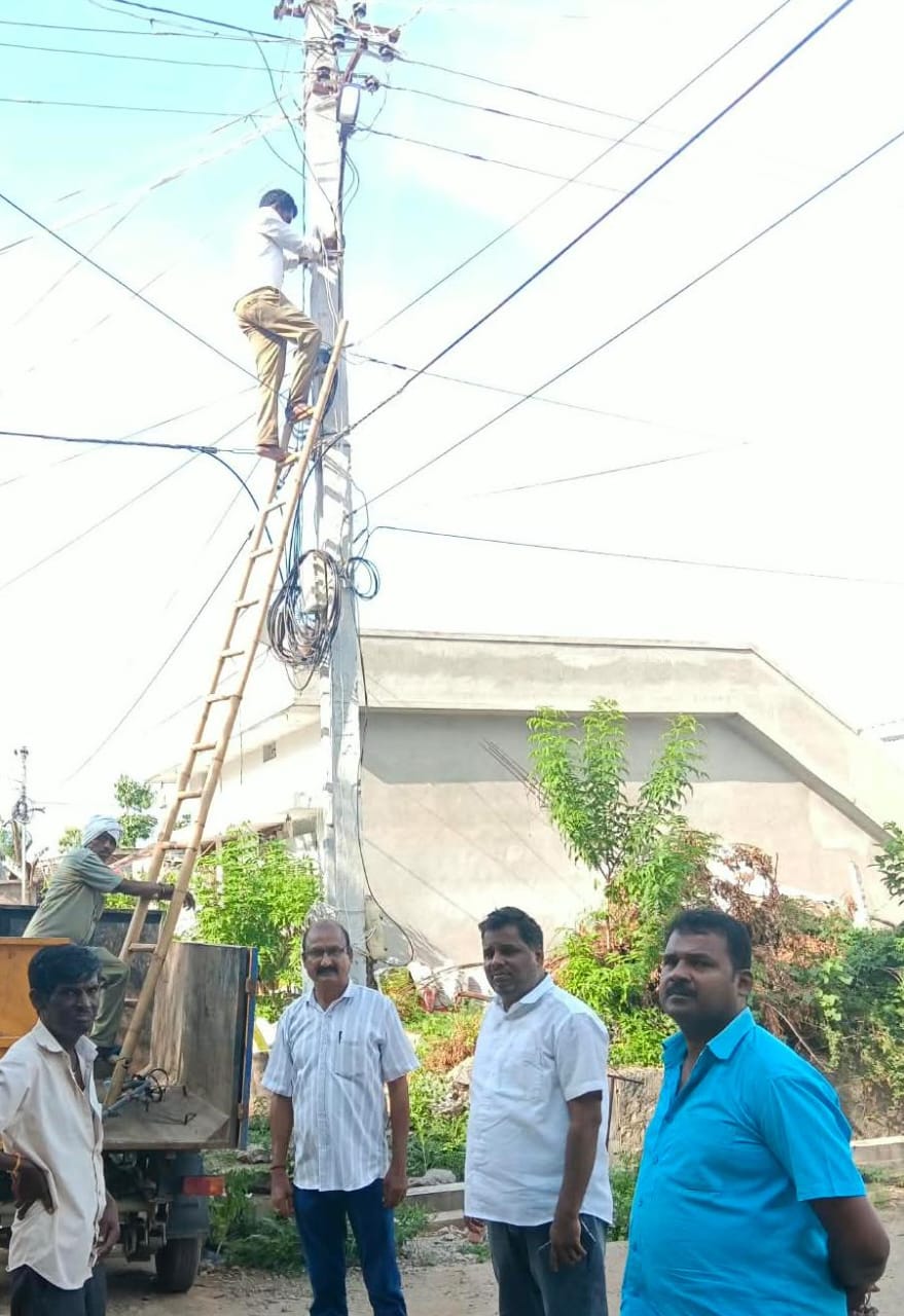 నూతన కరెంటు పోల్‌కు వీధి లైట్ ఏర్పాటు