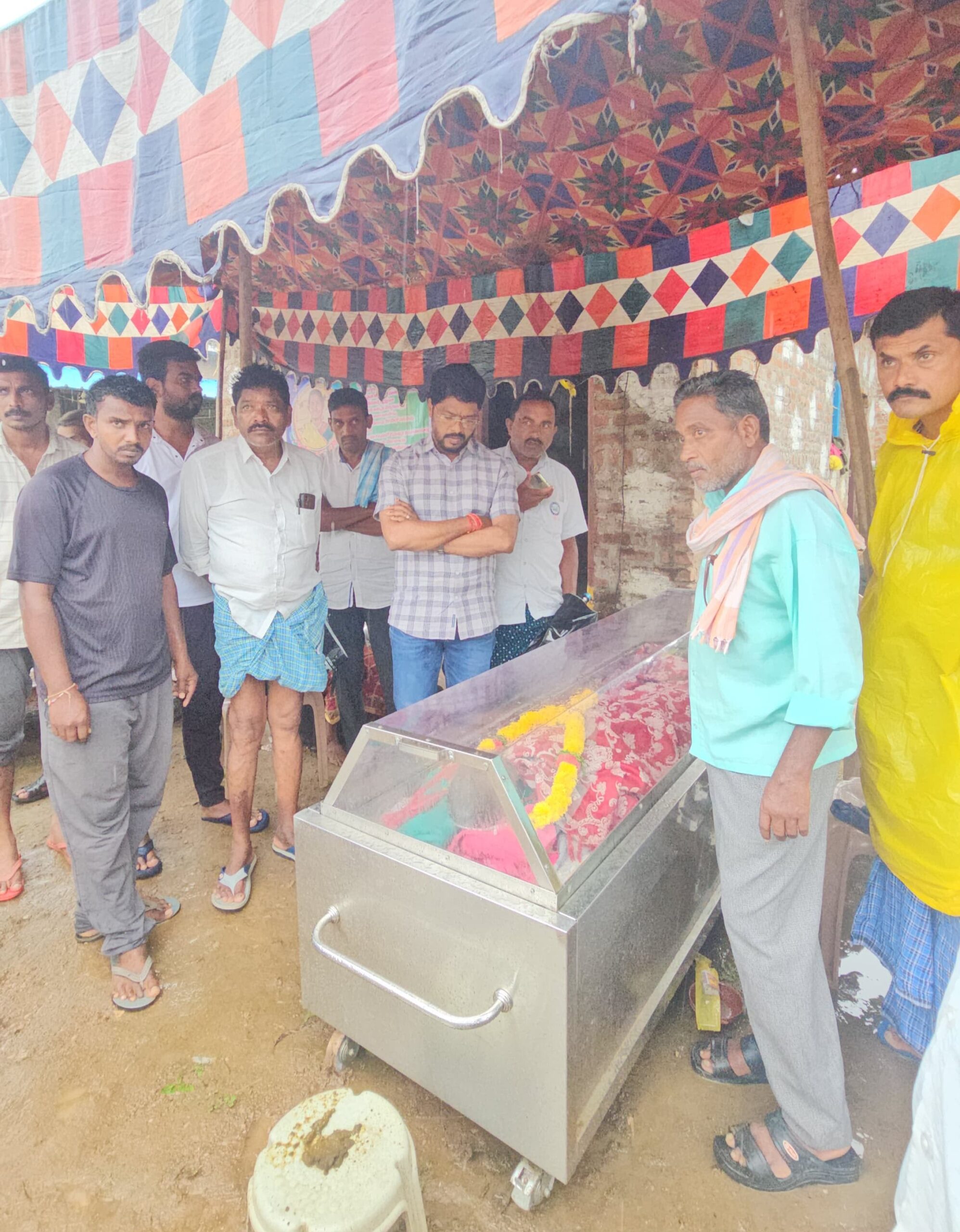 వీరాస్వామి తల్లి పార్థివదేహానికి పూలమాల వేసి నివాళులర్పించిన కాంగ్రెస్ పార్టీ మండల అధ్యక్షుడు సమ్మిగౌడ్ వీరాస్వామి తల్లి పార్థివదేహానికి పూలమాల వేసి నివాళులర్పించిన కాంగ్రెస్ పార్టీ మండల అధ్యక్షుడు సమ్మిగౌడ్
