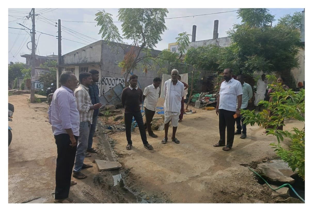 3వ వార్డులో పారిశుధ్య పనులపై డీసీసీ వీసారపు శ్రీపాల్ రెడ్డి. ప్రధాన కార్యదర్శి పరిశీలన 3వ వార్డులో పారిశుధ్య పనులపై డీసీసీ వీసారపు శ్రీపాల్ రెడ్డి. ప్రధాన కార్యదర్శి పరిశీలన