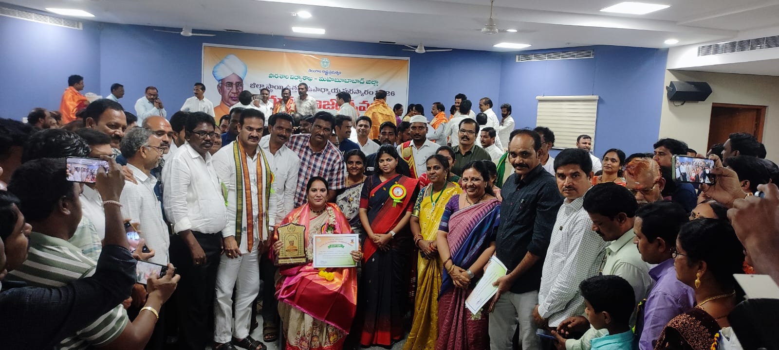 ఉత్తమ అవార్డు అందుకున్న ఉపాధ్యాయురాలు అనుపమ ఉత్తమ అవార్డు అందుకున్న ఉపాధ్యాయురాలు అనుపమ