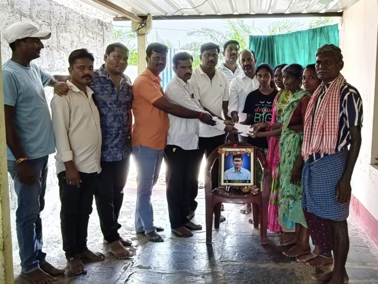 స్నేహితుడి కుటుంబానికి ఆపన్నహస్తం.. ఆర్థిక సహాయం అందజేత స్నేహితుడి కుటుంబానికి ఆపన్నహస్తం.. ఆర్థిక సహాయం అందజేత
