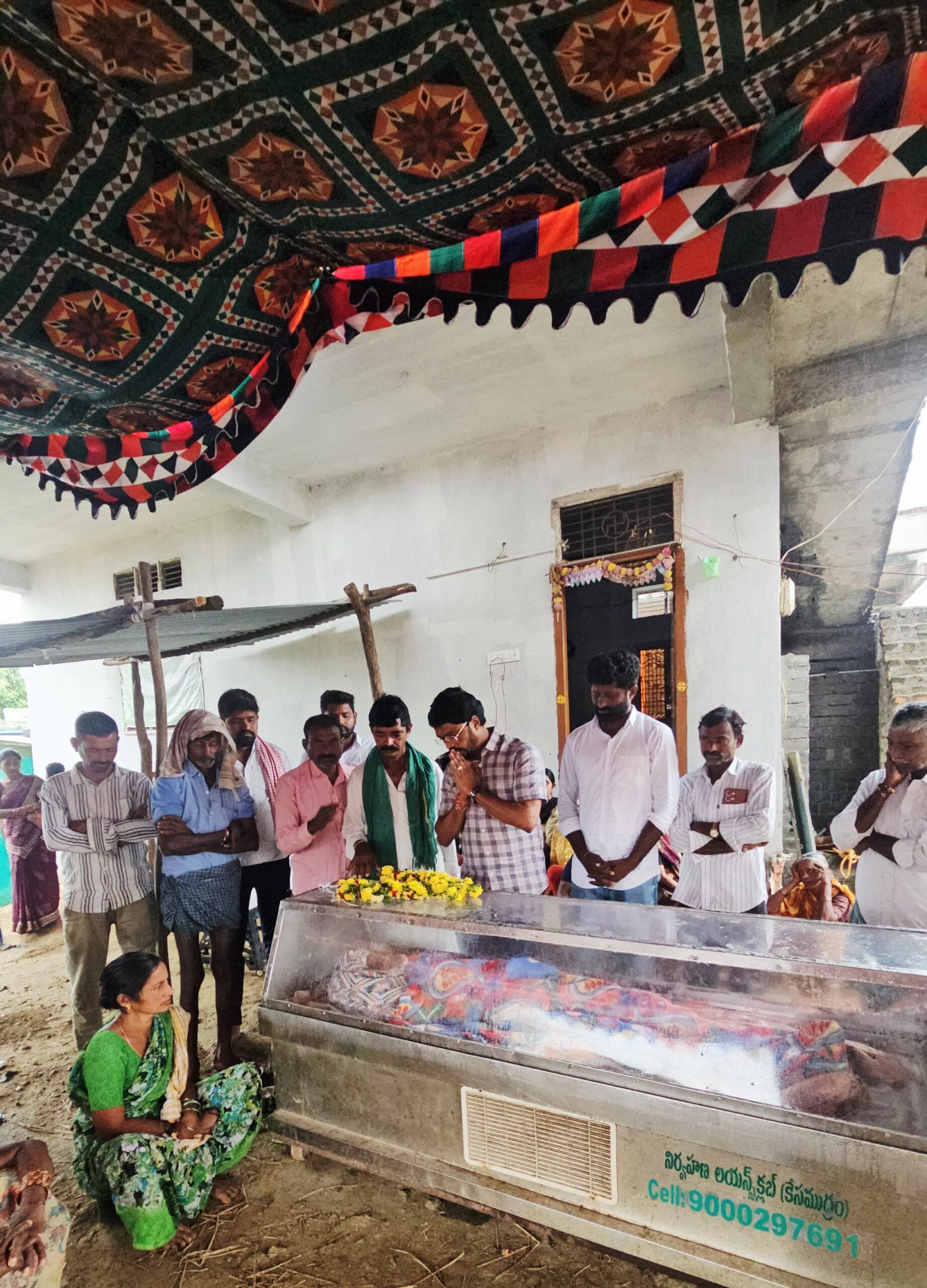 వార్డ్ సభ్యులు బోళ్ల రమేష్ నాయినమ్మకు కాంగ్రెస్ మండల పార్టీ అధ్యక్షుడి నివాళి బోళ్ల లచ్చమ్మ పార్థివ దేహానికి పూలమాలతో నిళులర్పించిన సమ్మిగౌడ్ వార్డ్ సభ్యులు బోళ్ల రమేష్ నాయినమ్మకు కాంగ్రెస్ మండల పార్టీ అధ్యక్షుడి నివాళి బోళ్ల లచ్చమ్మ పార్థివ దేహానికి పూలమాలతో నిళులర్పించిన సమ్మిగౌడ్
