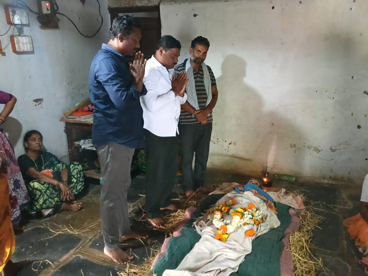 జర్నలిస్టు పోతుల గోవర్ధన్ తల్లి మృతి.. సీపీఐ నేత నివాళి జర్నలిస్టు పోతుల గోవర్ధన్ తల్లి మృతి.. సీపీఐ నేత నివాళి
