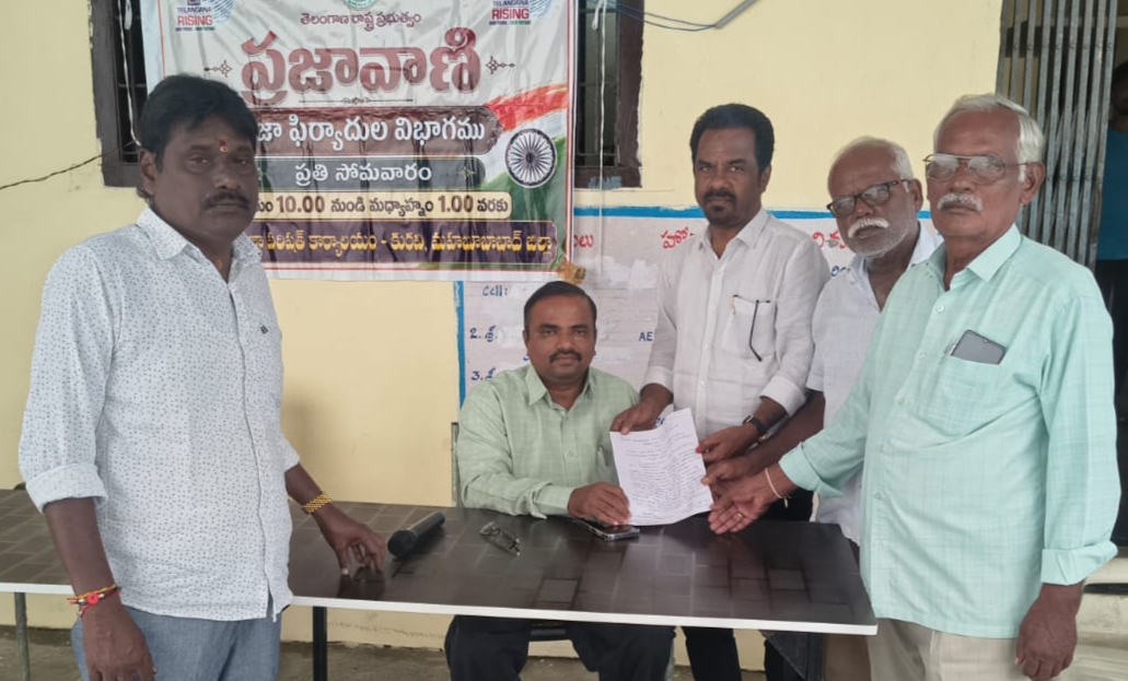 ప్రభుత్వ భూముల అన్యాక్రాంతాన్ని అడ్డుకోవాలి నల్లు సుధాకర్ రెడ్డి సిపిఐ డోర్నకల్ నియోజకవర్గ కార్యదర్శి ప్రభుత్వ భూముల అన్యాక్రాంతాన్ని అడ్డుకోవాలి నల్లు సుధాకర్ రెడ్డి సిపిఐ డోర్నకల్ నియోజకవర్గ కార్యదర్శి