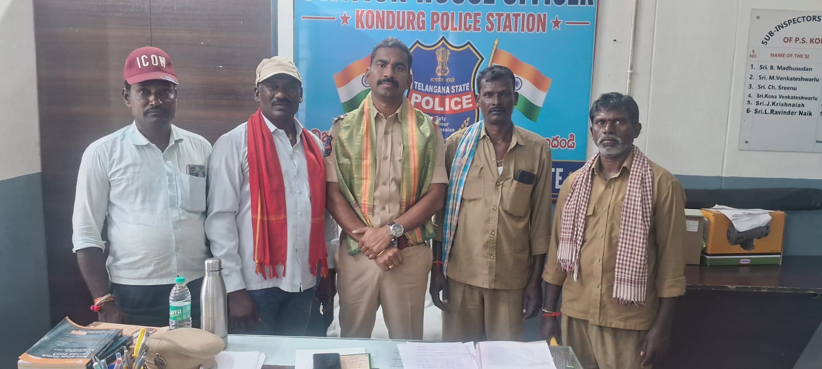 కొందుర్గు ఎస్సై వరప్రసాద్ ను మర్యాదపూర్వకంగా కలిచిన సిపిఐ ప్రజాసంఘాల నాయకులు కొందుర్గు ఎస్సై వరప్రసాద్ ను మర్యాదపూర్వకంగా కలిచిన సిపిఐ ప్రజాసంఘాల నాయకులు