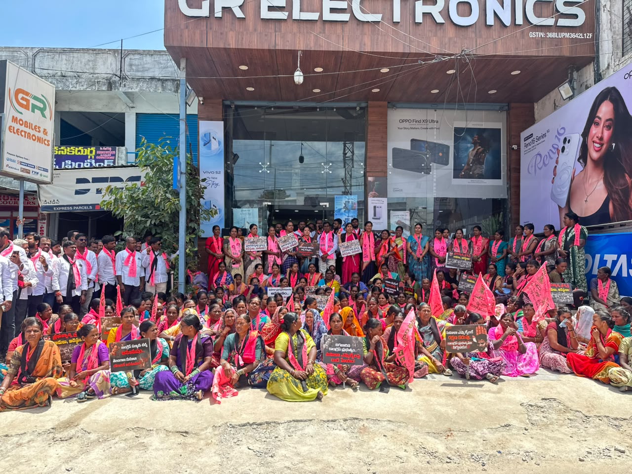 *మహిళా ఎమ్మెల్యేలపై దాడి చేసే అధికారం ఎవరిచ్చారు* *మహిళా ఎమ్మెల్యేలపై దాడి చేసే అధికారం ఎవరిచ్చారు*