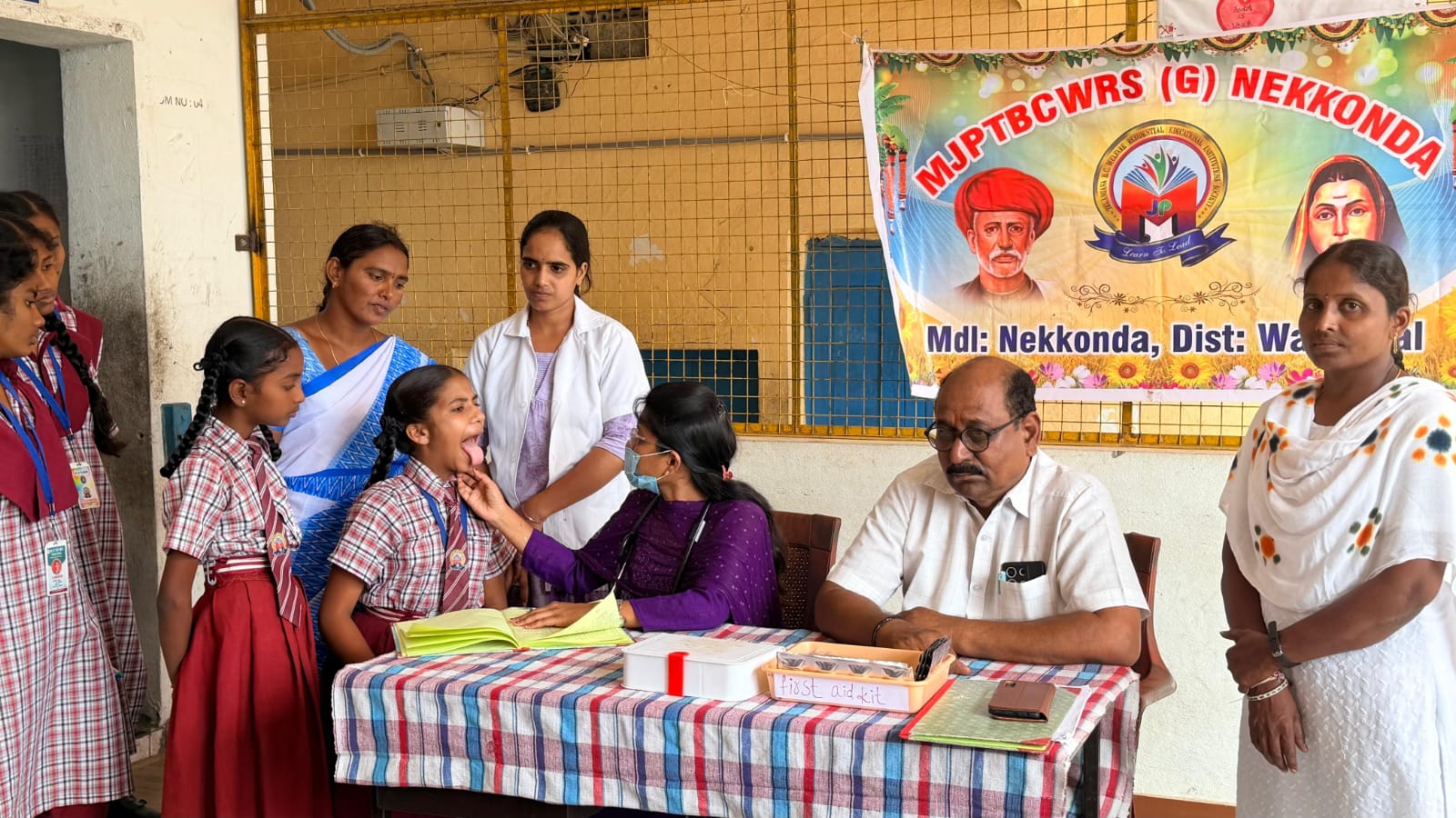 మహాత్మా జ్యోతిబాపూలే స్కూల్ లో వైద్యశిబిరం మహాత్మా జ్యోతిబాపూలే స్కూల్ లో వైద్యశిబిరం