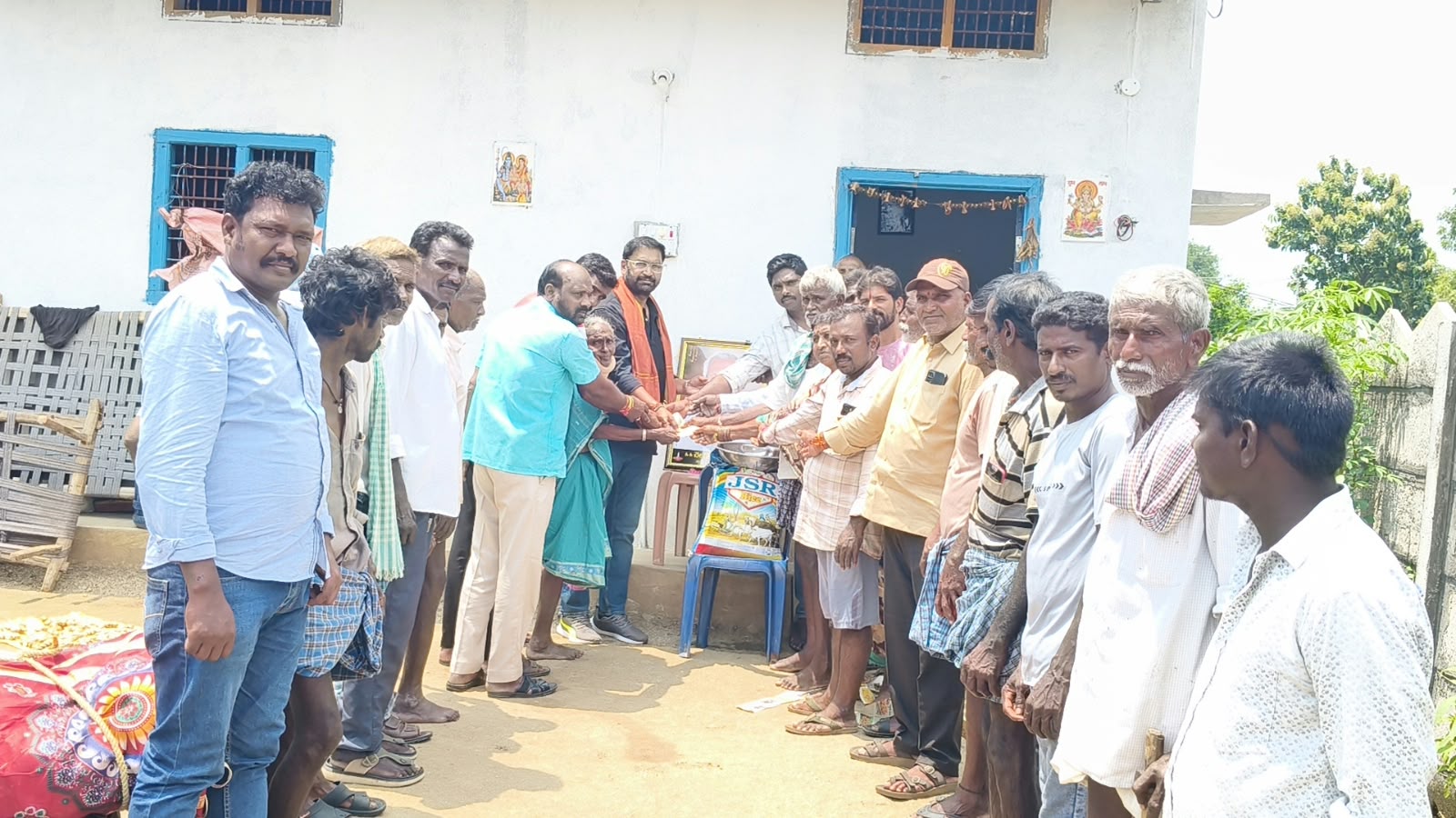 ఝాన్సీ రెడ్డి ఆదేశాలతో బాధిత కుటుంబానికి ఆర్థిక సహాయం ఝాన్సీ రెడ్డి ఆదేశాలతో బాధిత కుటుంబానికి ఆర్థిక సహాయం