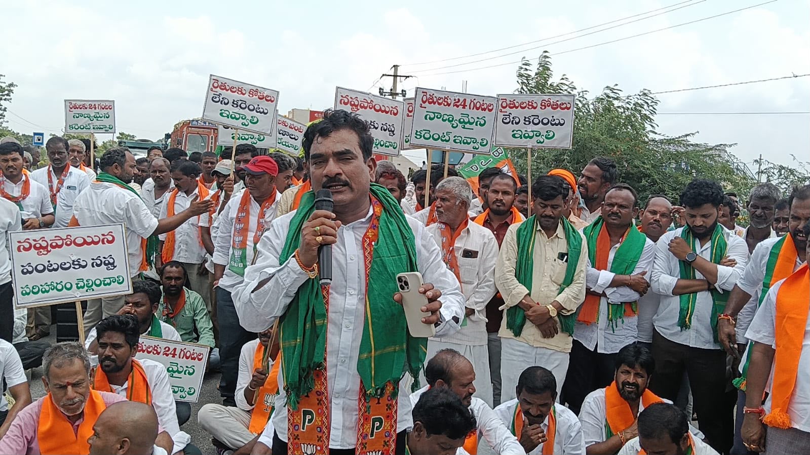 24 గంటల నాణ్యమైన విద్యుత్ ని రైతాంగానికి సరఫరా చేయాలి – బంగ్ల లక్ష్మికాంత్ రెడ్డి 24 గంటల నాణ్యమైన విద్యుత్ ని రైతాంగానికి సరఫరా చేయాలి – బంగ్ల లక్ష్మికాంత్ రెడ్డి