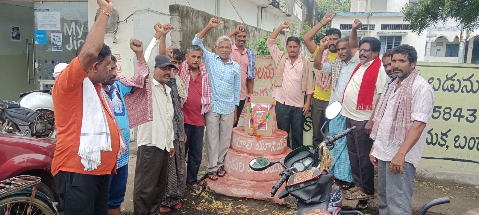 కార్మికకర్షిక గ్రామీణ పేదల కోసం నిరంతరం పోరాటం నడిపిన మహనీయుడు సీతారాం ఏచూరి కార్మికకర్షిక గ్రామీణ పేదల కోసం నిరంతరం పోరాటం నడిపిన మహనీయుడు సీతారాం ఏచూరి