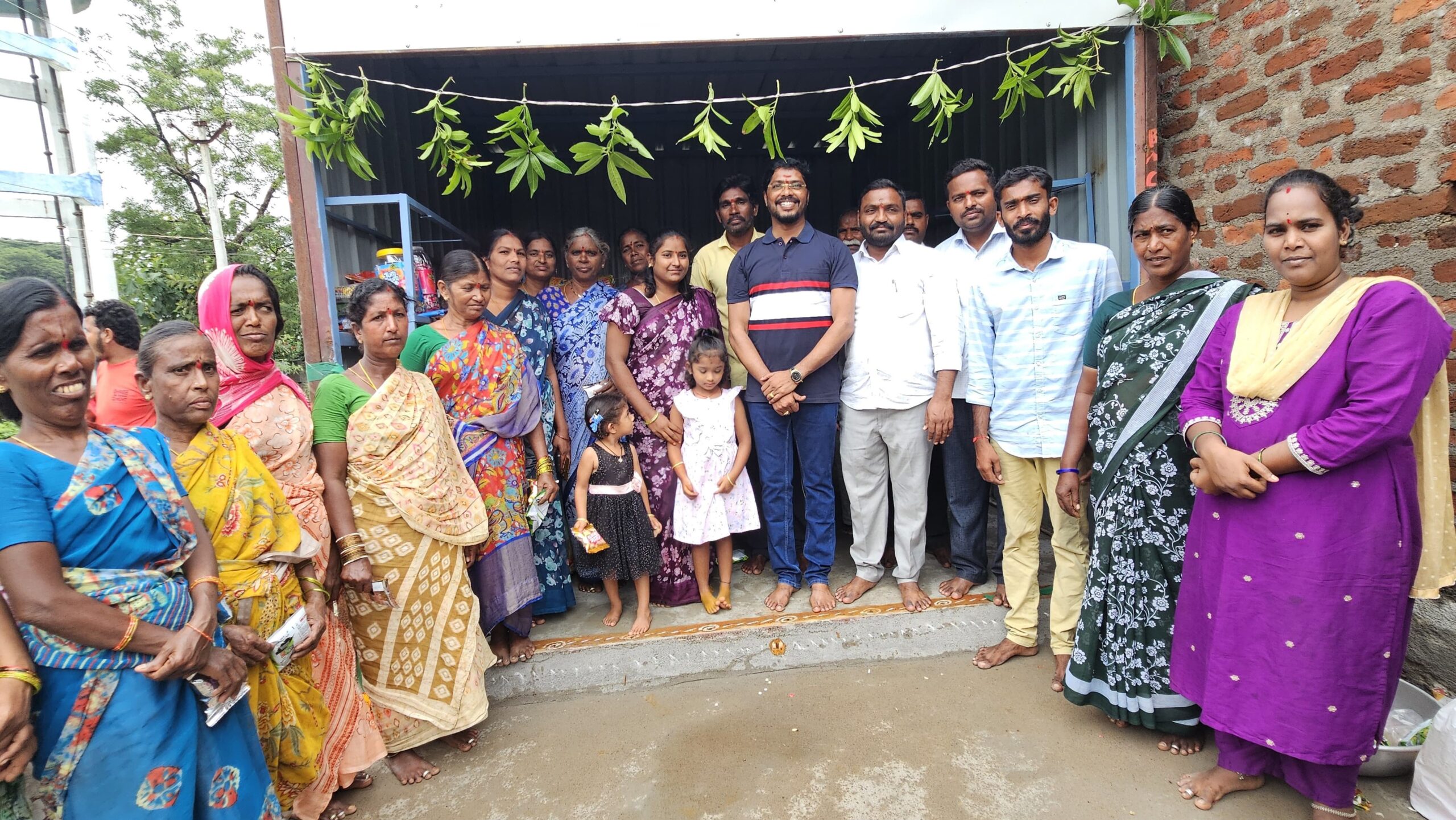 సమ్మిగౌడ్ చేతుల మీదుగా నూతన దుకాణం ప్రారంభం సమ్మిగౌడ్ చేతుల మీదుగా నూతన దుకాణం ప్రారంభం