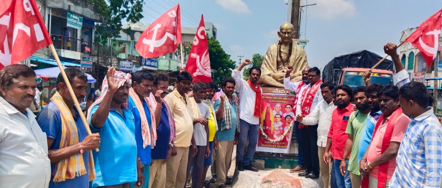భూమి,భుక్తి,వెట్టి చాకిరి విముక్తి కోసం మట్టి మనషుల తిరుగుబాటే సాయుధ పోరాటం భూమి,భుక్తి,వెట్టి చాకిరి విముక్తి కోసం మట్టి మనషుల తిరుగుబాటే సాయుధ పోరాటం