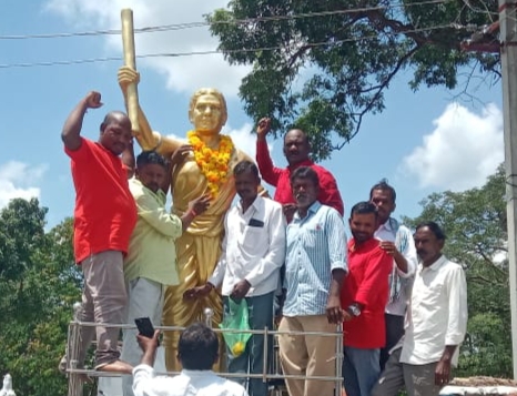 సెప్టెంబర్ 17విమోచనము కానె కాదు బుద్ధుల జంగయ్య చాకలి ఐలమ్మ విగ్రహానికి పూలమాలలు వేశారు సెప్టెంబర్ 17విమోచనము కానె కాదు బుద్ధుల జంగయ్య చాకలి ఐలమ్మ విగ్రహానికి పూలమాలలు వేశారు