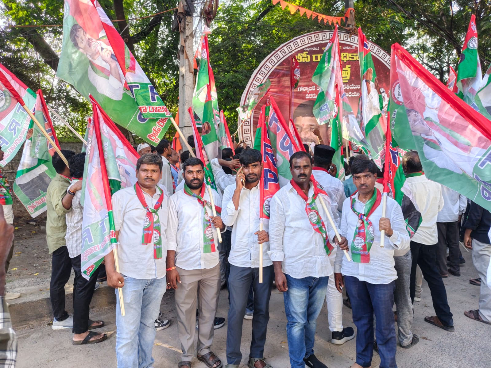 హైదరాబాద్ గోల్కొండ కోట నుండి బయలుదేరిన తెలంగాణ రాజ్యాధికార పార్టీ అధ్యక్షులు తీన్మార్ మల్లన్న హైదరాబాద్ గోల్కొండ కోట నుండి బయలుదేరిన తెలంగాణ రాజ్యాధికార పార్టీ అధ్యక్షులు తీన్మార్ మల్లన్న