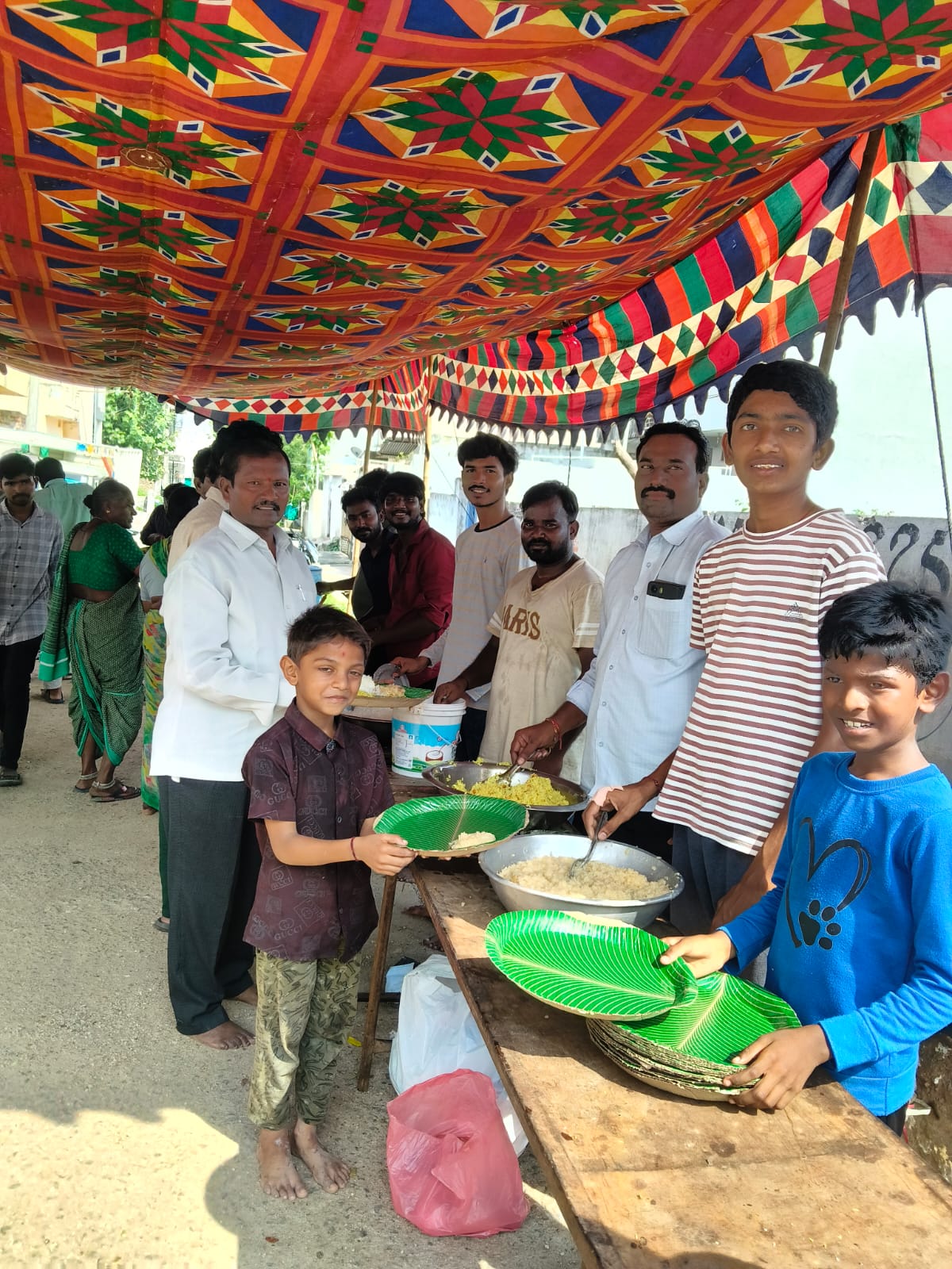 సీతారాంపురంలో భక్తిశ్రద్ధలతో మహా అన్నదానం సీతారాంపురంలో భక్తిశ్రద్ధలతో మహా అన్నదానం