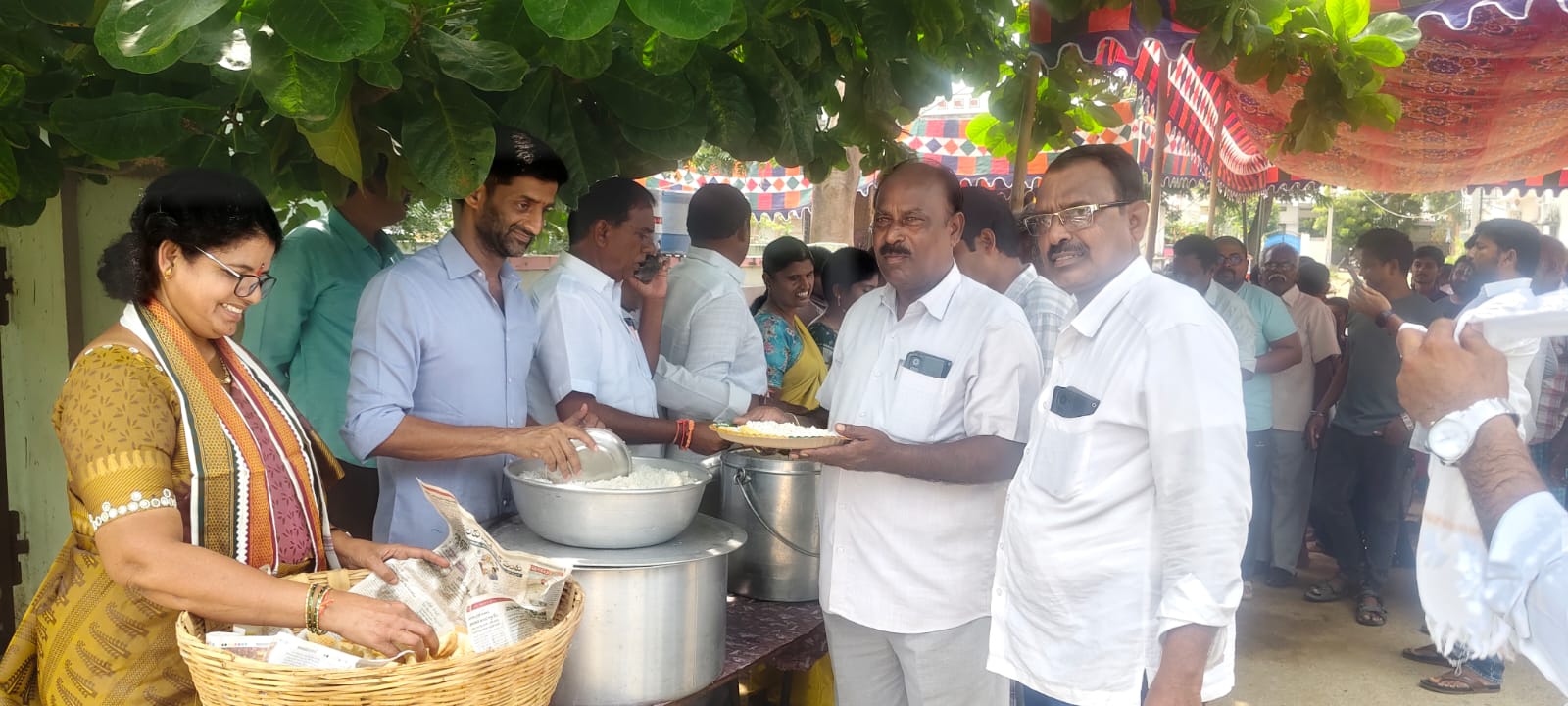 వినాయకుని ఆశీస్సులతో ఐదో వార్డులో ఘనంగా అన్నదానం వినాయకుని ఆశీస్సులతో ఐదో వార్డులో ఘనంగా అన్నదానం