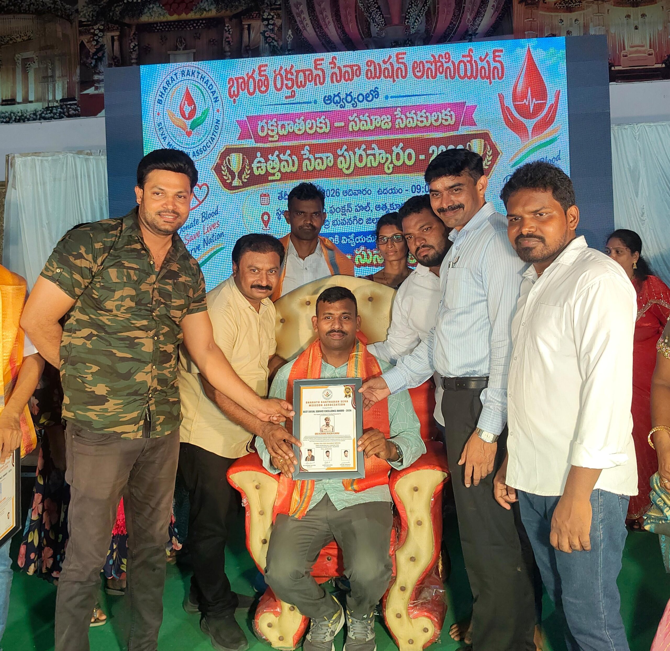 ఉత్తమ సేవా పురస్కారం అందుకున్న స్విమ్మర్ రాజు