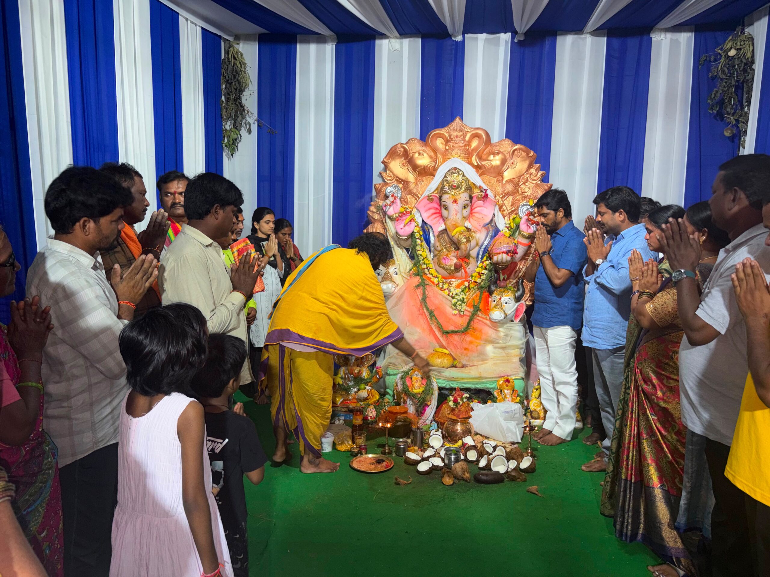 వినాయక ఉత్సవాల్లో భాగస్వామ్యం.. కమిటీ సభ్యులకు టీ-షర్టుల పంపిణీ కాంగ్రెస్ మండల అధ్యక్షుడు సమ్మయ్య గౌడ్