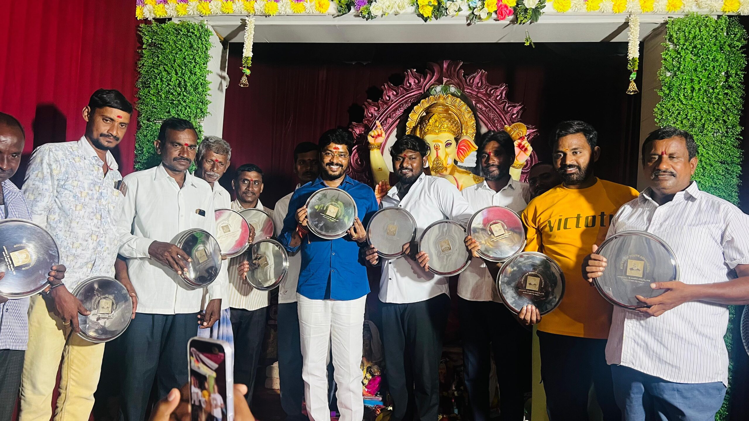 వేం అన్న ఫోటో తో వందమంది ఆడబిడ్డలకుమంగళహారతులుసమ్మయ్య గౌడ్ కానుక వేం అన్న ఫోటో తో వందమంది ఆడబిడ్డలకుమంగళహారతులుసమ్మయ్య గౌడ్ కానుక