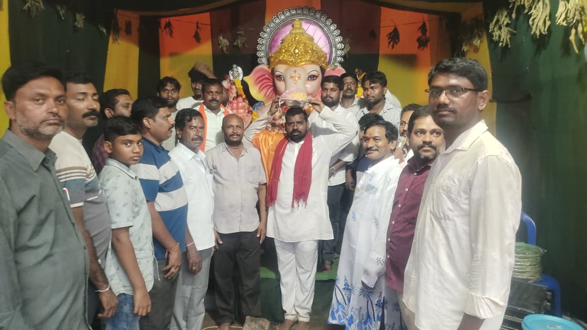మరిపెడ బంగ్లాలో వెంకటేశ్వర థియేటర్ సమీపంలోని గణపతి మండపంలో లక్కీ డ్రా మరిపెడ బంగ్లాలో వెంకటేశ్వర థియేటర్ సమీపంలోని గణపతి మండపంలో లక్కీ డ్రా