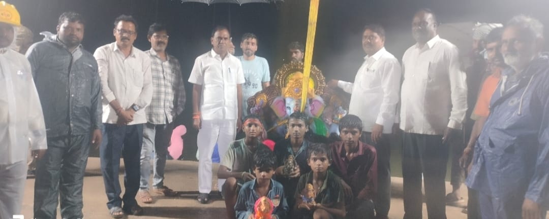 చిన్నారులను అభినందించిన కాంగ్రెస్ పార్టీ పట్టణ అధ్యక్షుడు పానుగోతు రాంలాల్ చిన్నారులను అభినందించిన కాంగ్రెస్ పార్టీ పట్టణ అధ్యక్షుడు పానుగోతు రాంలాల్
