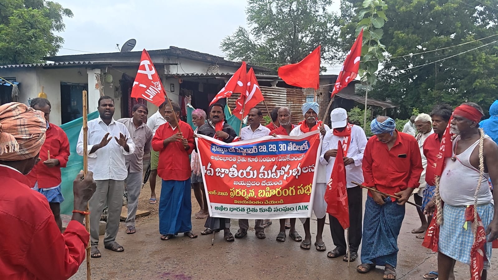 Aikms జాతీయ 4వ మహాసభలు జయప్రదం కోరుతూ విచిత్ర వేషధారణ,వినూత్న ప్రదర్శన,ప్రచారం Aikms జాతీయ 4వ మహాసభలు జయప్రదం కోరుతూ విచిత్ర వేషధారణ,వినూత్న ప్రదర్శన,ప్రచారం