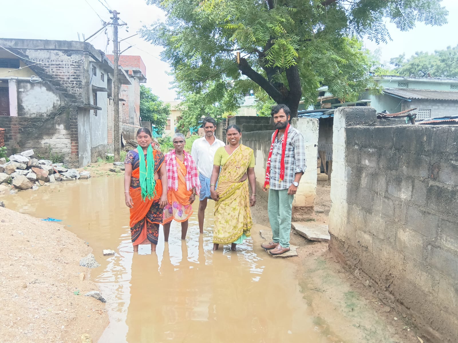 అంతర్గత సైడ్ కాల్వ లా నిర్మాణం చేపట్టాలని ప్రభుత్వాన్ని డిమాండ్ చేశారు అంతర్గత సైడ్ కాల్వ లా నిర్మాణం చేపట్టాలని ప్రభుత్వాన్ని డిమాండ్ చేశారు