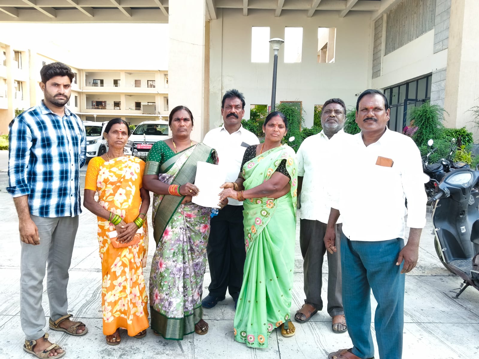 వెలికట్ట పంచాయతీ కార్యదర్శి పై చర్యలు తీసుకోవాలి వెలికట్ట పంచాయతీ కార్యదర్శి పై చర్యలు తీసుకోవాలి