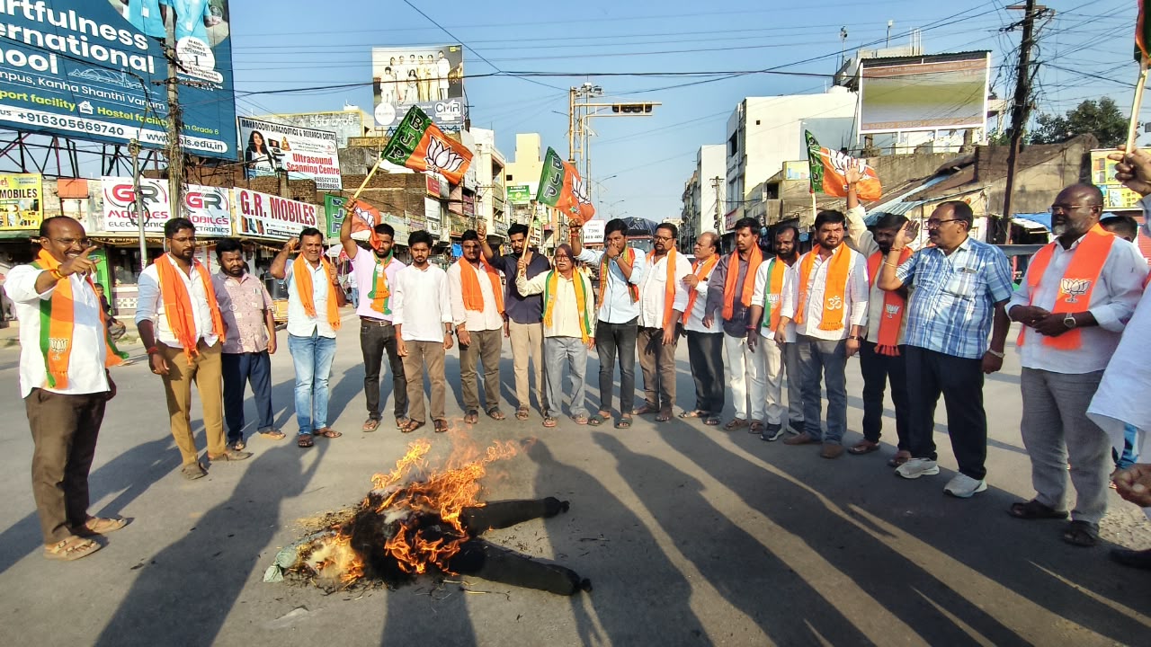 *ముఖ్యమంత్రి రేవంత్ రెడ్డి వ్యాఖ్యలకు నిరసనగా దిష్టిబొమ్మ దహనం* *ముఖ్యమంత్రి రేవంత్ రెడ్డి వ్యాఖ్యలకు నిరసనగా దిష్టిబొమ్మ దహనం*