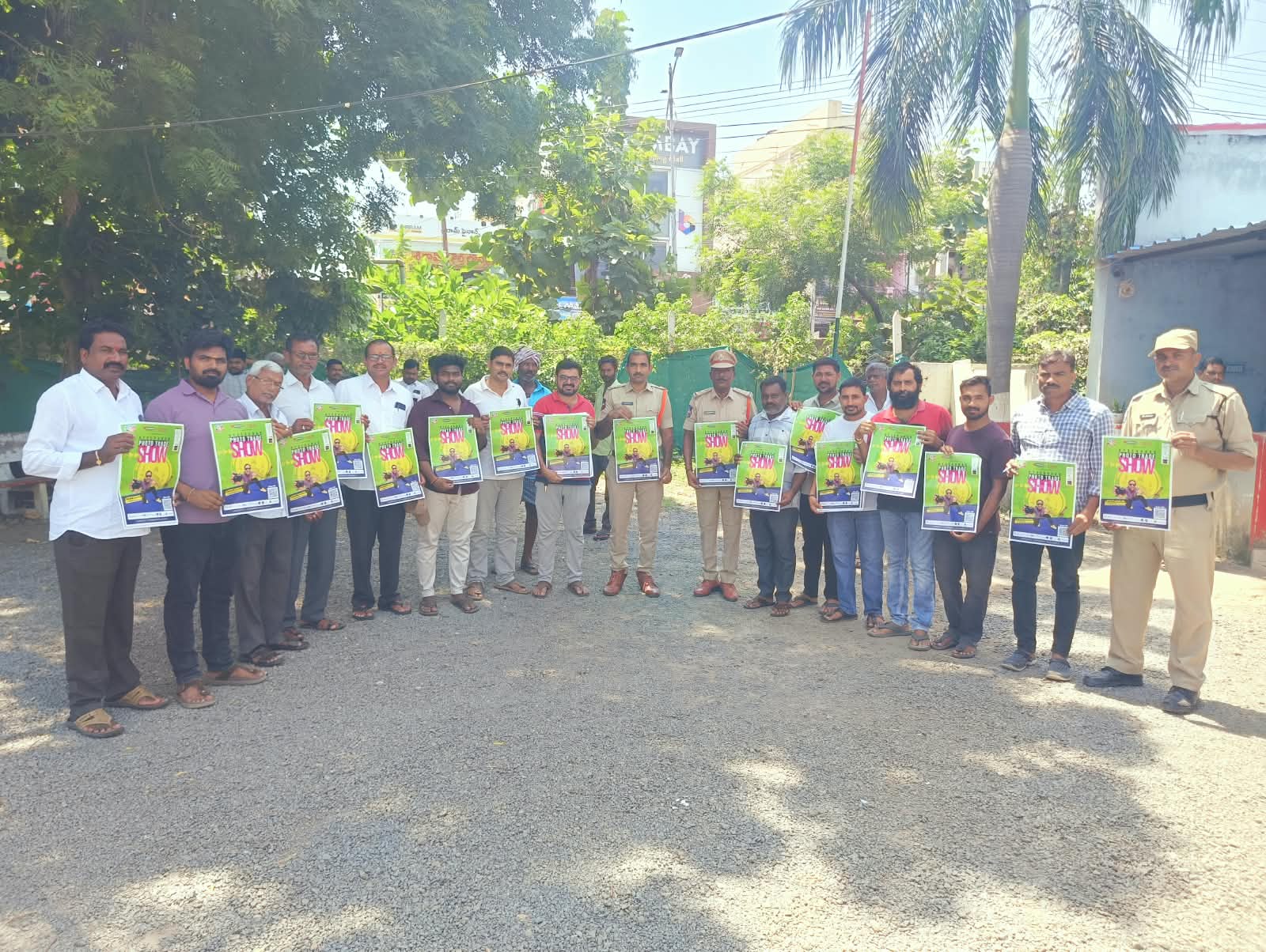 మరిపెడ ఎస్సై చేతుల మీదుగా ఫోటో ట్రేడ్ ఎక్స్పో పోస్టర్ ఆవిష్కరణ మరిపెడ ఎస్సై చేతుల మీదుగా ఫోటో ట్రేడ్ ఎక్స్పో పోస్టర్ ఆవిష్కరణ