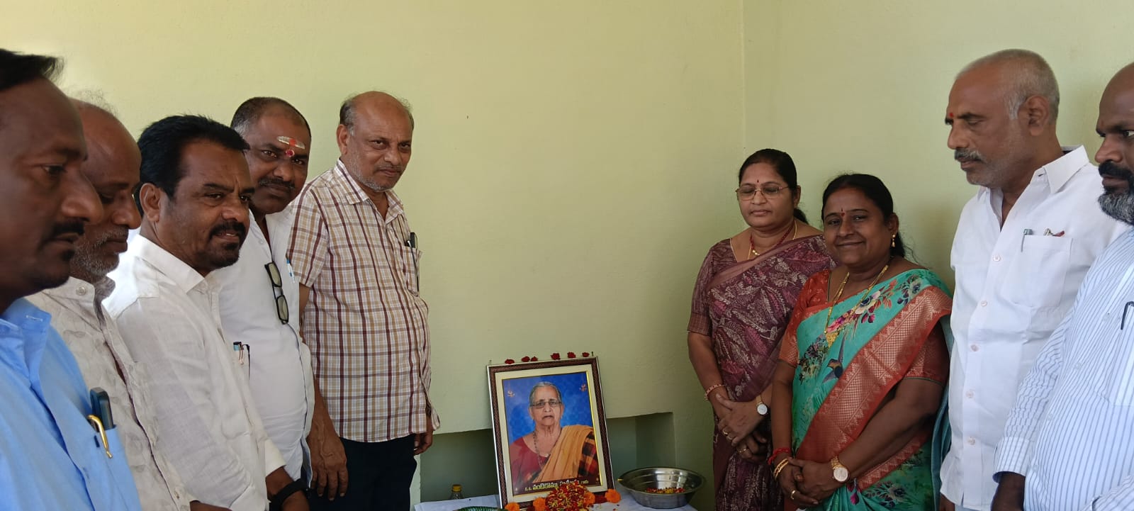 ఒంటికొమ్ము సుశీలమ్మ కుటుంబాన్ని పరామర్శించిన ఒంటికొమ్ము సుశీలమ్మ కుటుంబాన్ని పరామర్శించిన