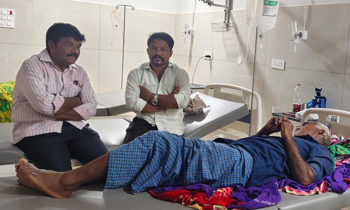 జర్నలిస్ట్ దేవేందర్ నాయక్ తండ్రిని పరామర్శించిన టియుడబ్ల్యూజే (ఐజేయూ) జిల్లా అధ్యక్షులు. సిహెచ్. శ్రీనివాస్ జర్నలిస్ట్ దేవేందర్ నాయక్ తండ్రిని పరామర్శించిన టియుడబ్ల్యూజే (ఐజేయూ) జిల్లా అధ్యక్షులు. సిహెచ్. శ్రీనివాస్