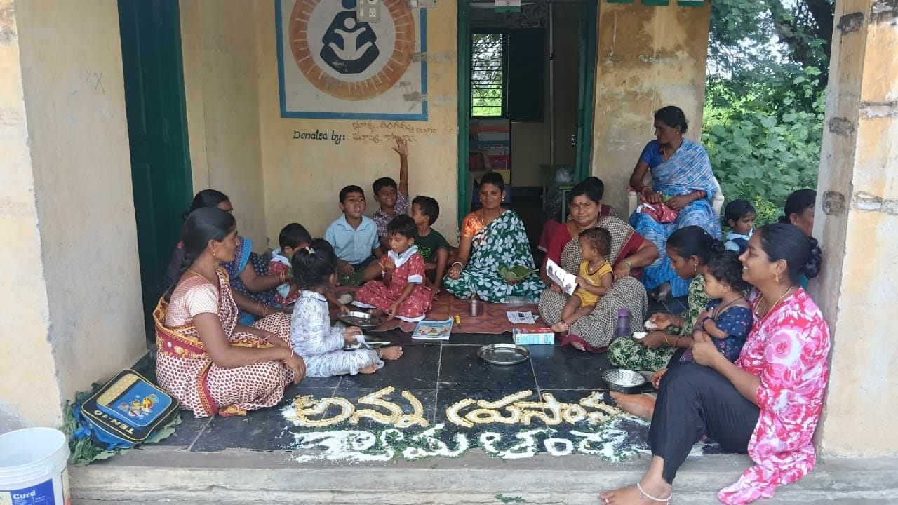 చిన్నారితో అక్షరాభ్యాసం నిర్వహించిన అంగన్వాడీ టీచర్ భాగ్యలక్ష్మి చిన్నారితో అక్షరాభ్యాసం నిర్వహించిన అంగన్వాడీ టీచర్ భాగ్యలక్ష్మి