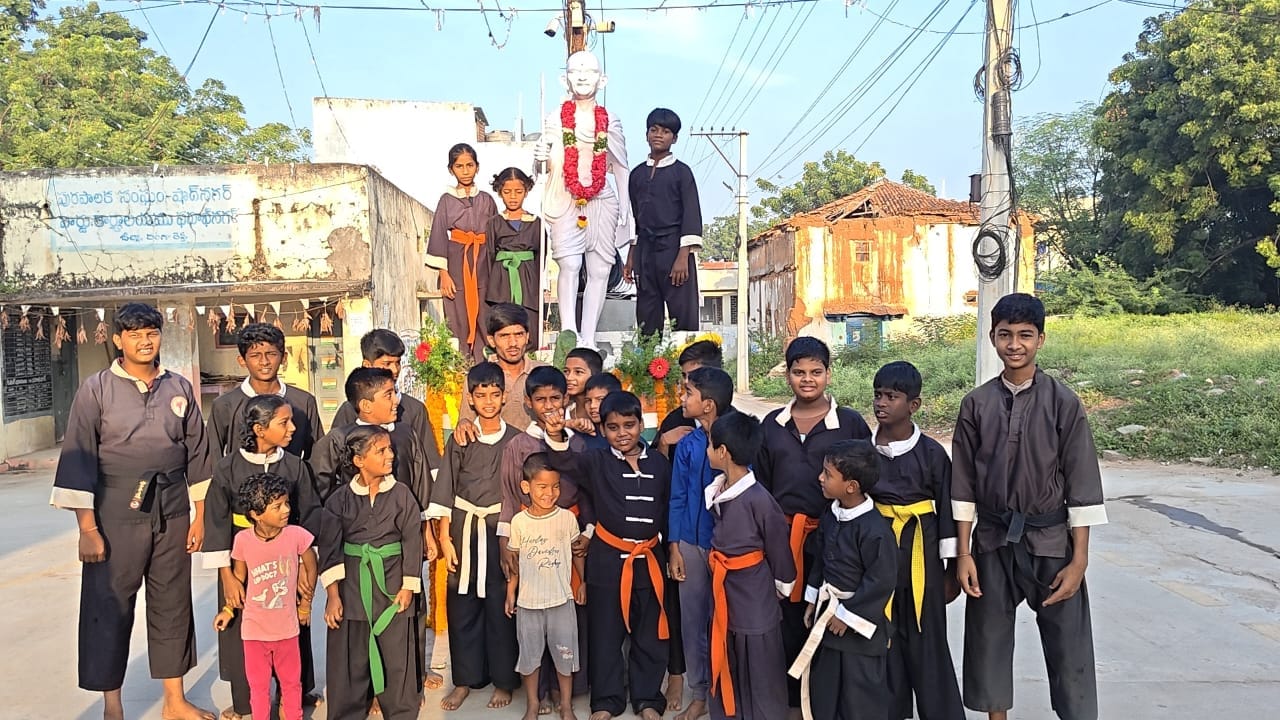 *గాంధీ జయంతి సందర్బంగా న్యూ పవర్ కుంగ్ ఫు అకాడమీ అధ్యర్యంలో ఘనంగా నివాళులు* *గాంధీ జయంతి సందర్బంగా న్యూ పవర్ కుంగ్ ఫు అకాడమీ అధ్యర్యంలో ఘనంగా నివాళులు*