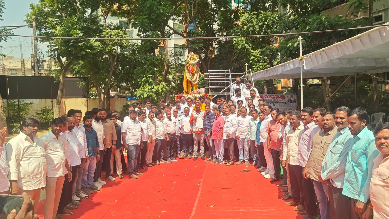 *జర్నలిస్టుల సమస్యలు పరిష్కరించాలి* *జర్నలిస్టుల సమస్యలు పరిష్కరించాలి*